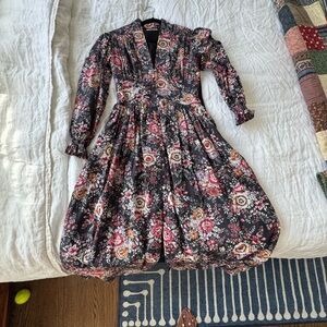 Chic Floral Midi Dress in Black and Pink